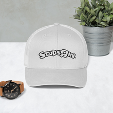 Carica l&#39;immagine nel visualizzatore di Gallery, StudsRin™ Trucker Cap
